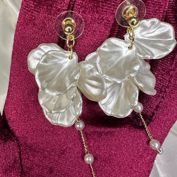 Angel Gold and White Floral Earrings with Pearl Accents - Picture 3 of 12
